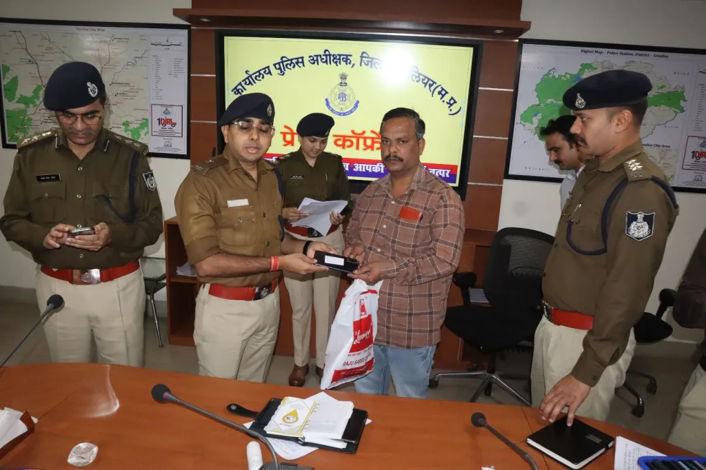 सायबर सेल ग्वालियर ने दो माह में खोजे 51 लाख 12 हजार रूपये कीमत के 211 मोबाइल फोन | New India Times