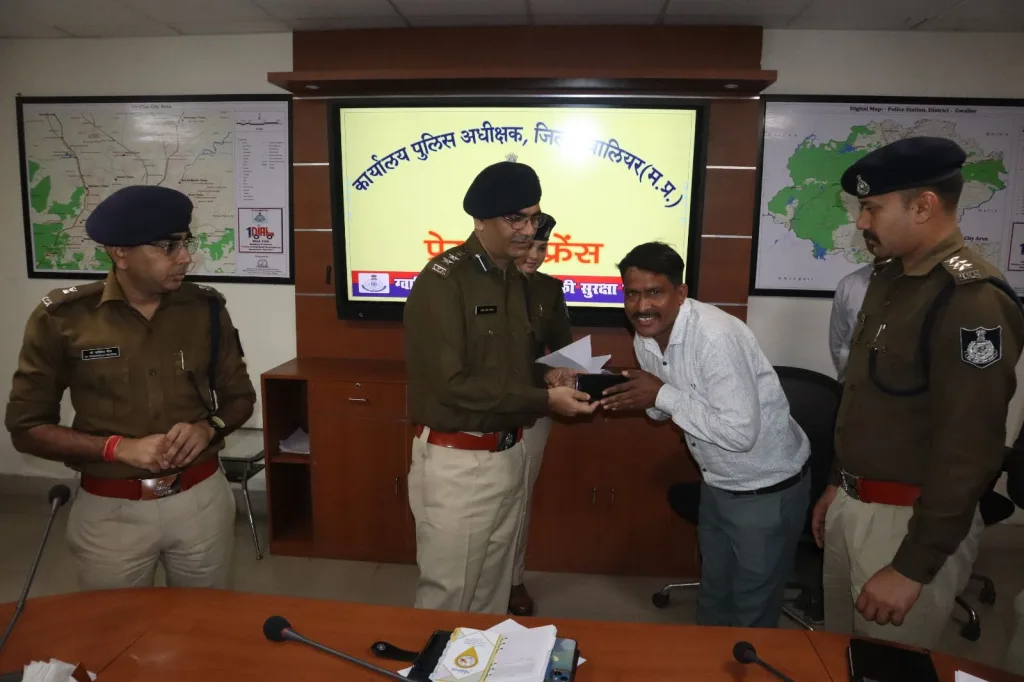 सायबर सेल ग्वालियर ने दो माह में खोजे 51 लाख 12 हजार रूपये कीमत के 211 मोबाइल फोन | New India Times