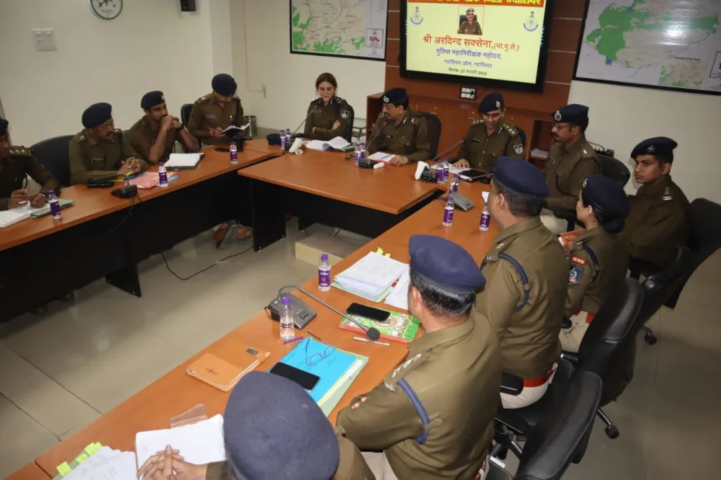 नवागत आईजी ग्वालियर जोन ने ली ग्वालियर जिले के थाना प्रभारियों की समीक्षा बैठक, थाना प्रभारी प्रतिदिन पुलिस बल के साथ अपने इलाके में करें पैदल भ्रमण: आईजी ग्वालियर | New India Times