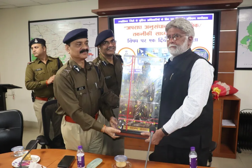 ‘‘अपराध अनुसंधान में वैज्ञानिक एवं तकनीकी साक्ष्य संकलन’’ विषय पर ग्वालियर जिले के पुलिस अधिकारियों के लिए एक दिवसीय प्रशिक्षण कार्यशाला का आयोजनपूर्व निदेशक एफएसएल श्री हर्ष शर्मा ने पुलिस अधिकारियों को एविडेंस कलेक्शन पर दिया प्रशिक्षण | New India Times