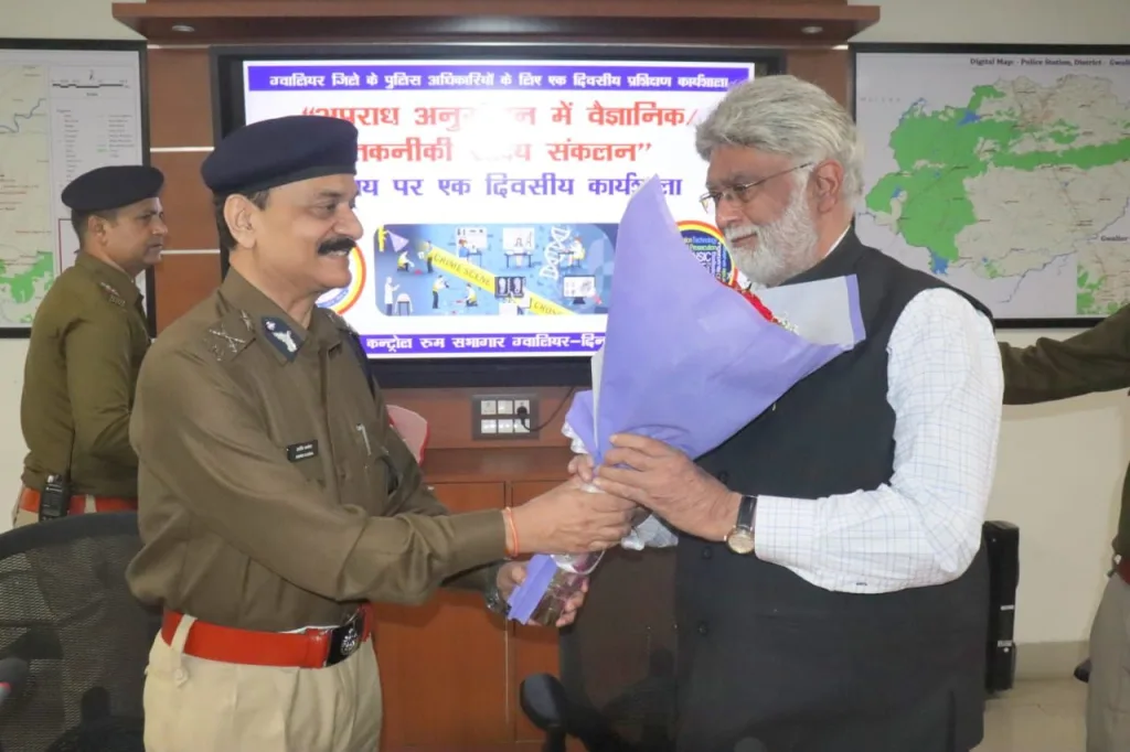 ‘‘अपराध अनुसंधान में वैज्ञानिक एवं तकनीकी साक्ष्य संकलन’’ विषय पर ग्वालियर जिले के पुलिस अधिकारियों के लिए एक दिवसीय प्रशिक्षण कार्यशाला का आयोजनपूर्व निदेशक एफएसएल श्री हर्ष शर्मा ने पुलिस अधिकारियों को एविडेंस कलेक्शन पर दिया प्रशिक्षण | New India Times