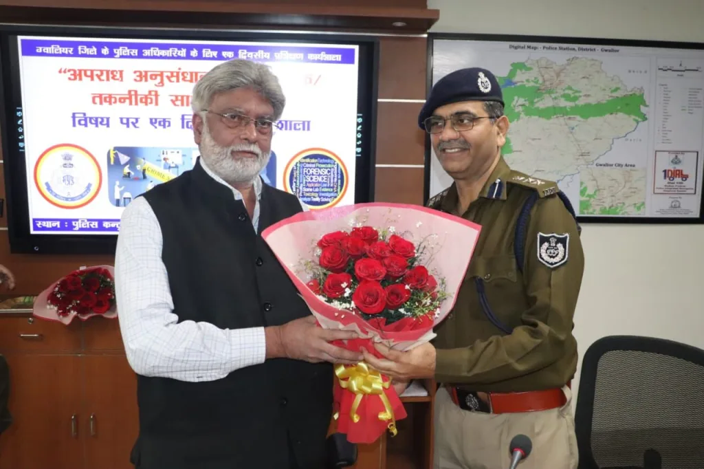 ‘‘अपराध अनुसंधान में वैज्ञानिक एवं तकनीकी साक्ष्य संकलन’’ विषय पर ग्वालियर जिले के पुलिस अधिकारियों के लिए एक दिवसीय प्रशिक्षण कार्यशाला का आयोजनपूर्व निदेशक एफएसएल श्री हर्ष शर्मा ने पुलिस अधिकारियों को एविडेंस कलेक्शन पर दिया प्रशिक्षण | New India Times