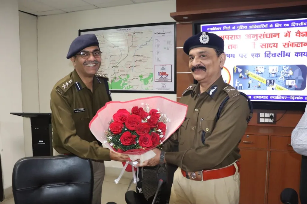 ‘‘अपराध अनुसंधान में वैज्ञानिक एवं तकनीकी साक्ष्य संकलन’’ विषय पर ग्वालियर जिले के पुलिस अधिकारियों के लिए एक दिवसीय प्रशिक्षण कार्यशाला का आयोजनपूर्व निदेशक एफएसएल श्री हर्ष शर्मा ने पुलिस अधिकारियों को एविडेंस कलेक्शन पर दिया प्रशिक्षण | New India Times