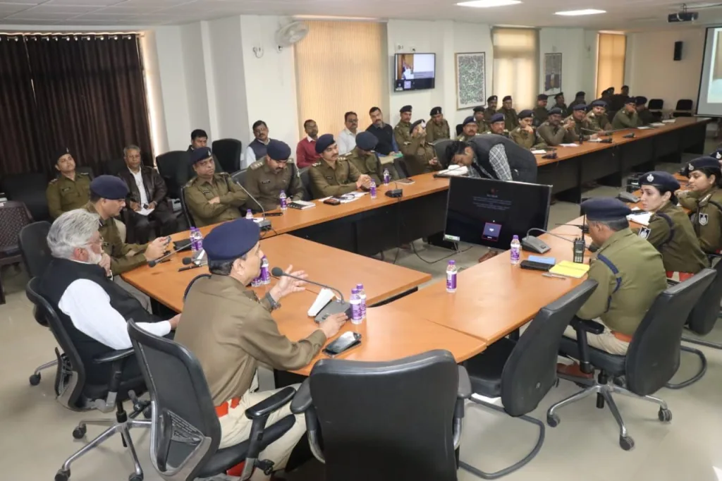 ‘‘अपराध अनुसंधान में वैज्ञानिक एवं तकनीकी साक्ष्य संकलन’’ विषय पर ग्वालियर जिले के पुलिस अधिकारियों के लिए एक दिवसीय प्रशिक्षण कार्यशाला का आयोजनपूर्व निदेशक एफएसएल श्री हर्ष शर्मा ने पुलिस अधिकारियों को एविडेंस कलेक्शन पर दिया प्रशिक्षण | New India Times