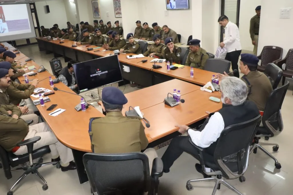 ‘‘अपराध अनुसंधान में वैज्ञानिक एवं तकनीकी साक्ष्य संकलन’’ विषय पर ग्वालियर जिले के पुलिस अधिकारियों के लिए एक दिवसीय प्रशिक्षण कार्यशाला का आयोजनपूर्व निदेशक एफएसएल श्री हर्ष शर्मा ने पुलिस अधिकारियों को एविडेंस कलेक्शन पर दिया प्रशिक्षण | New India Times