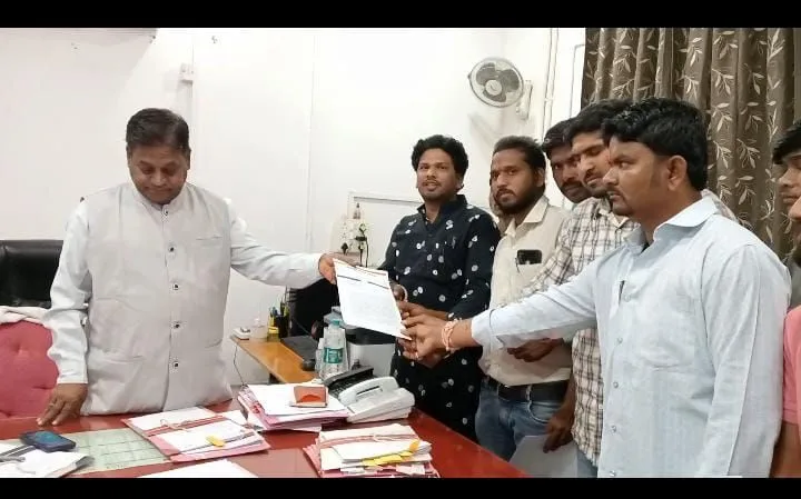 राणापुर बीईओ को हटाने के लिए कलेक्टर के नाम एनएसयूआई ने सौंपा ज्ञापन | New India Times