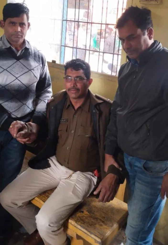 छोला थाना के सहायक उप नरीक्षक संतोष सिंह दांगी रिश्वत लेते हुए रंगे हाथों हुए गिरफ्तार 2 छोला थाना के सहायक उप नरीक्षक संतोष सिंह दांगी रिश्वत लेते हुए रंगे हाथों हुए गिरफ्तार | New India Times