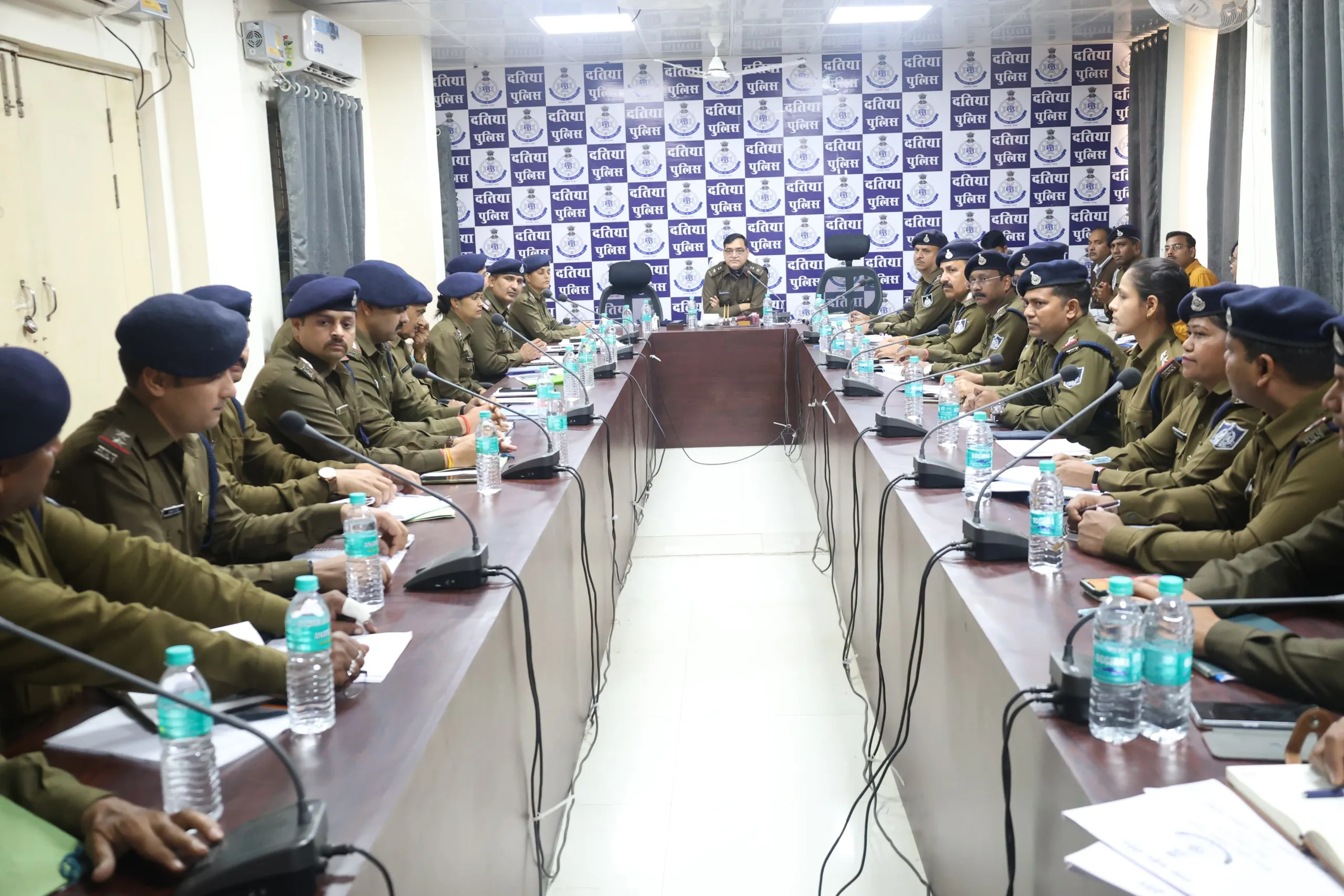 पुलिस अधीक्षक दतिया श्री वीरेन्द्र कुमार मिश्रा द्वारा जिले के सभी राजपत्रित अधिकारी पुलिस एवं थाना प्रभारियों की ली गई अपराध समीक्षा बैठक | New India Times