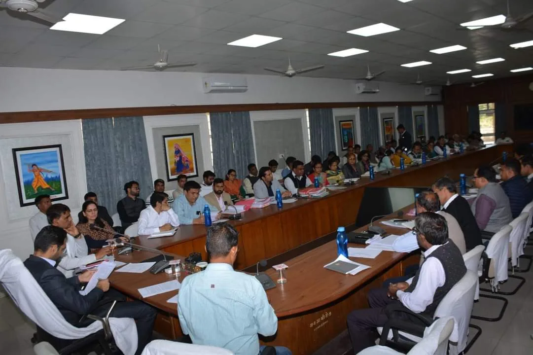 जिला कलेक्टर कमर चौधरी ने सोमवार को कलेक्ट्रेट सभागार में आवश्यक सेवाओं के संबंध में जिला स्तरीय अधिकारियों की बैठक लेकर दिये दिशा-निर्देश | New India Times