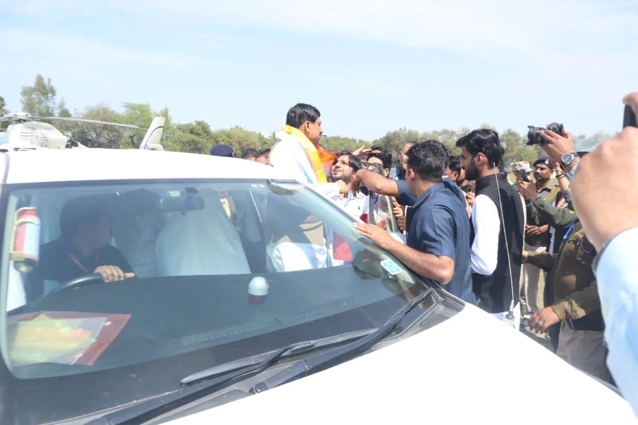 मुख्यमंत्री डॉ. मोहन यादव का भिंड हेलीपेड पर हुआ आत्मीय स्वागत | New India Times