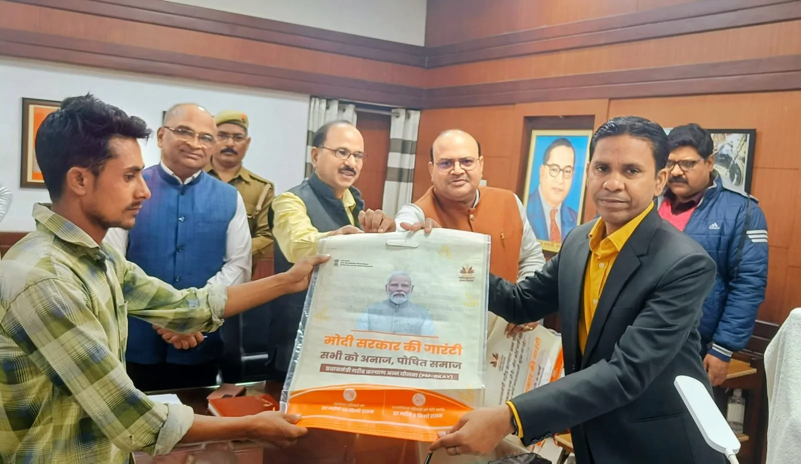 फ्री राशन के साथ कार्डधारकों को अब मिलेगा 10 किलो का कैरी बैग, डीएम ने की वितरण की शुरुआत | New India Times