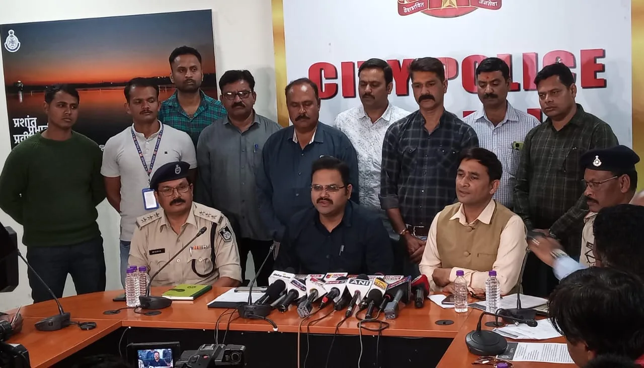 प्रबंधक एवं सहायक शाखा प्रबंधक ने किया करोड़ों का गबन, क्राइम ब्रांच ने किया खुलासा, 5 आरोपी गिरफ्तार | New India Times