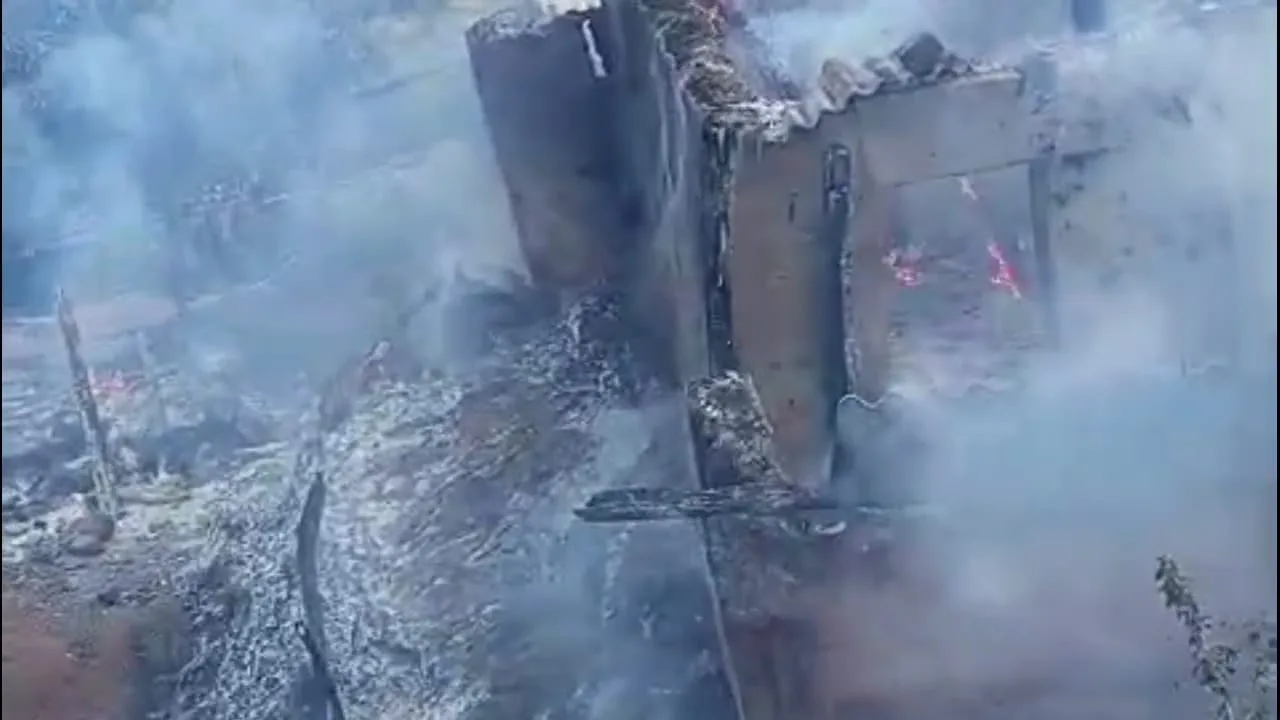 अज्ञात कारण से मकान में आग लगने से मकान जलकर ख़ाक, फायर ब्रिगेड की गाड़ी ने मौके पर पहुंच कर बुझाई आग | New India Times