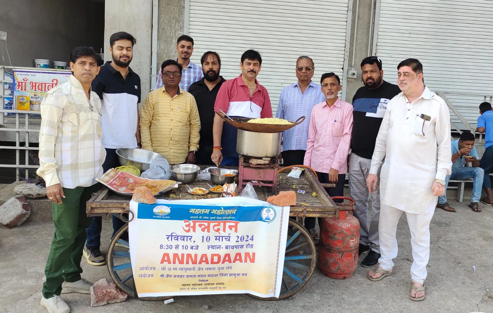 आचार्य श्री रामेश सुवर्ण दीक्षा महत्तम महोत्सव के अंतर्गत पोहा-जलेबी का किया गया वितरण | New India Times