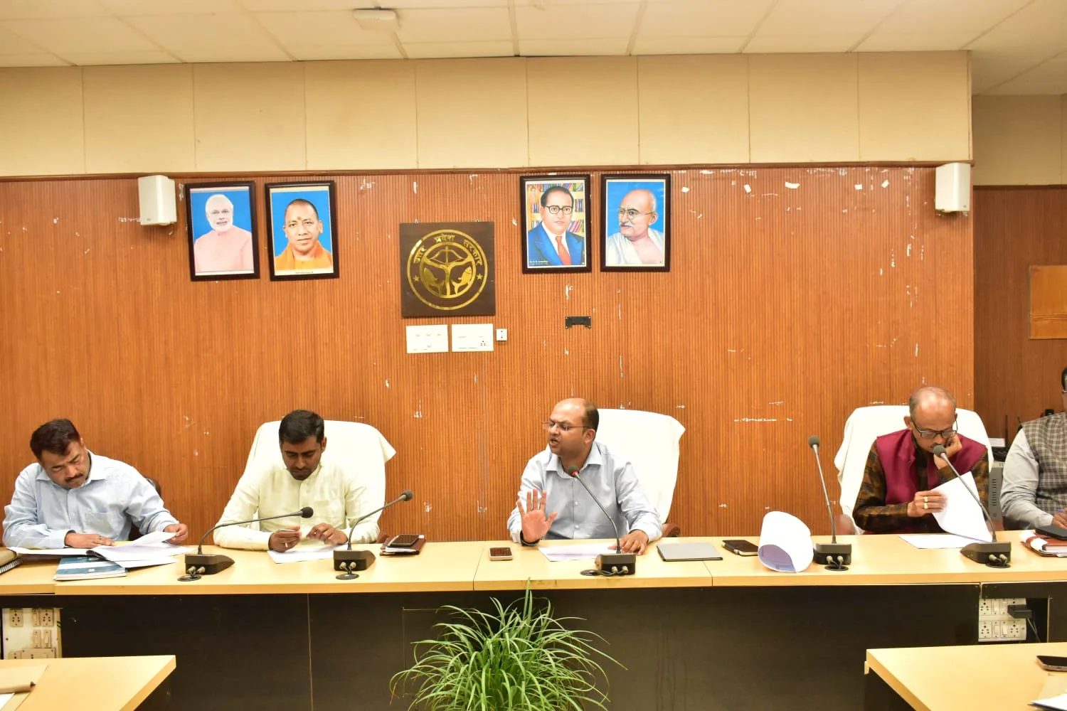 जिला निर्वाचन अधिकारी/जिला मजिस्ट्रेट श्री पवन अग्रवाल की अध्यक्षता में बैठक संपन्न | New India Times