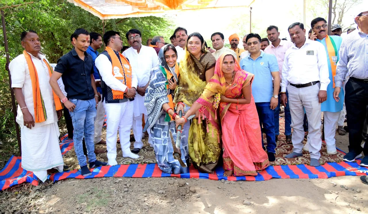 लोकसभा प्रत्याशी अनीता नागर सिंह चौहान ने किया 43 लाख की लागत से बनने वाले डामर रोड का भूमि पूजन | New India Times