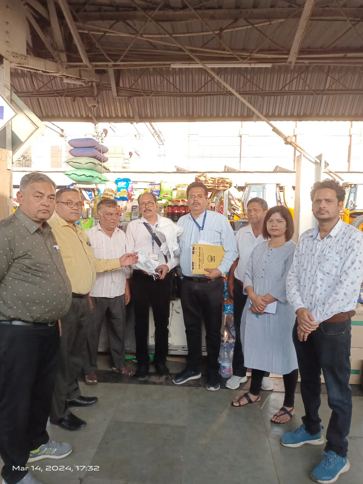 रेलवे एवं केन्द्रीय प्रदुषण नियंत्रण बोर्ड द्वारा संयुक्त रूप से भोपाल स्टेशन पर की गई स्टालों की जांच | New India Times