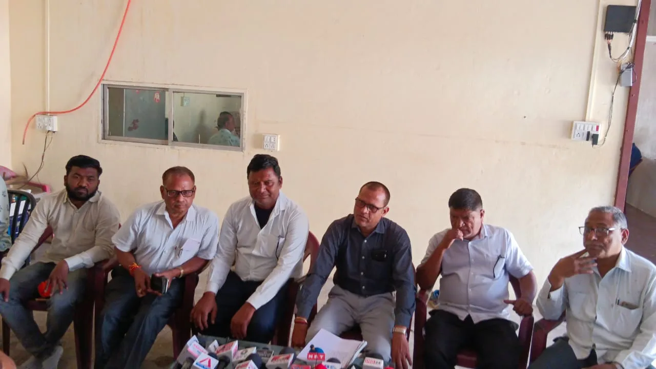 ताप्ती मिल यूनियन के पदाधिकारियों ने बुरहानपुर ताप्ती मिल के श्रमिकों को मिले वेतन के लिए पीएम, केन्द्रीय कपड़ा मंत्री व सांसद का माना आभार | New India Times