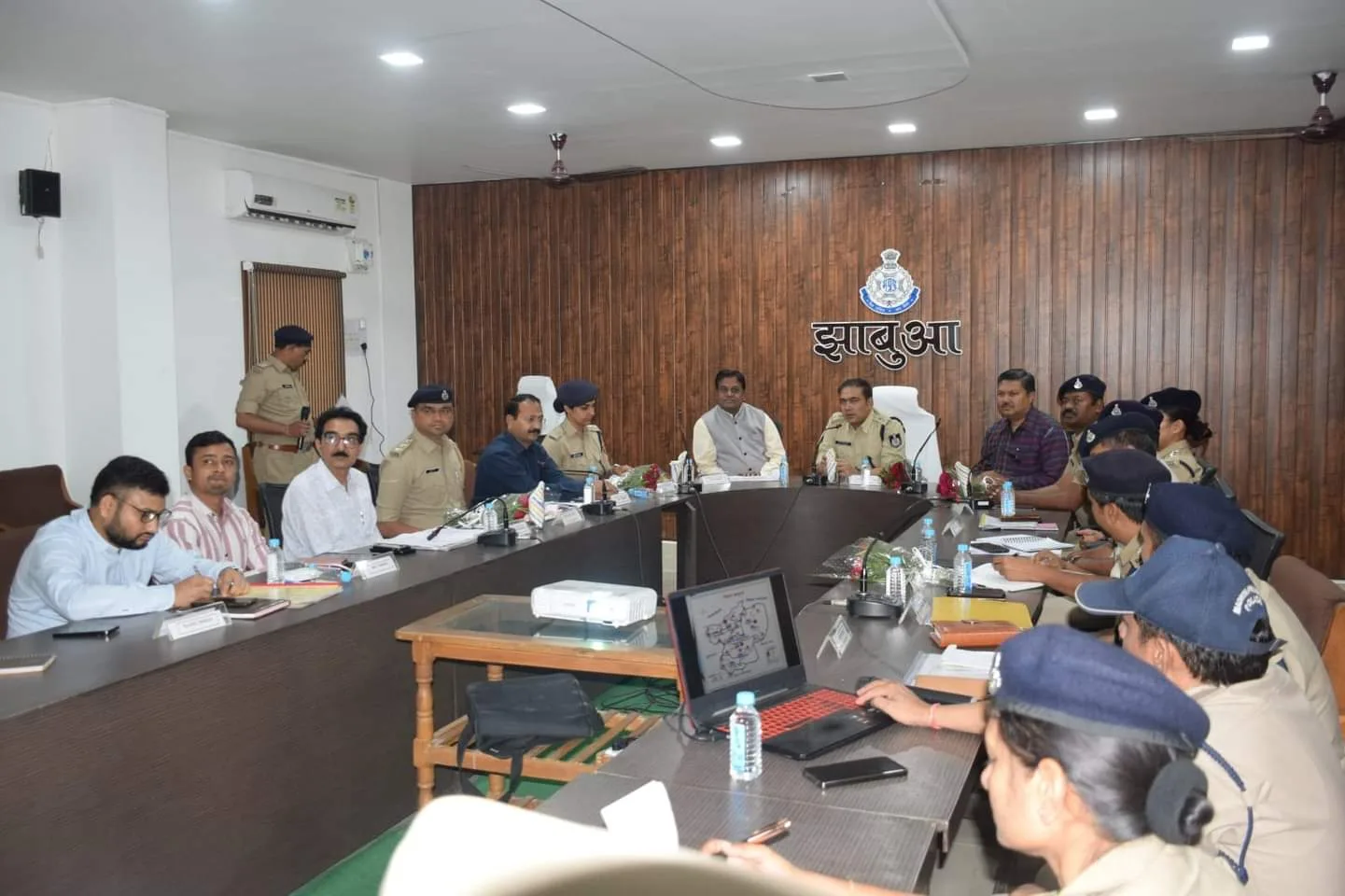 लोकसभा चुनाव की तैयारियों के संबंध में पुलिस कंट्रोल रूम झाबुआ में मध्यप्रदेश, गुजरात एवं राजस्थान राज्य की सीमा की अंतर्राज्यीय समन्वय बैठक की गई आयोजित | New India Times