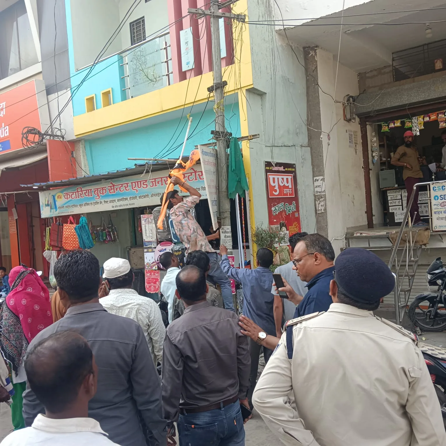 आचार संहिता लगते ही बैनर पोस्टर कट आउट एवं झंडे मेघनगर नगर परिषद ने हटाए | New India Times