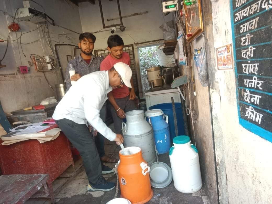 खाद्य सुरक्षा अधिकारी बुरहानपुर ने विभिन्न दुकानों से नमूना प्राप्त कर लोक विश्लेषक भोपाल को भेजा 1 खाद्य सुरक्षा अधिकारी बुरहानपुर ने विभिन्न दुकानों से नमूना प्राप्त कर लोक विश्लेषक भोपाल को भेजा | New India Times