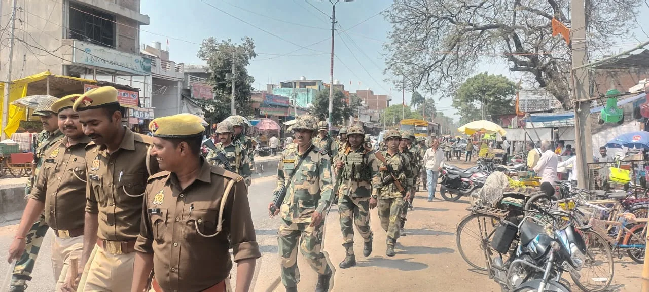 लोकसभा चुनाव से पहले तैयारियां तेज़, मैंगलगंज पुलिस और एसएसबी के जवानों ने निकाला फ्लैग मार्च | New India Times