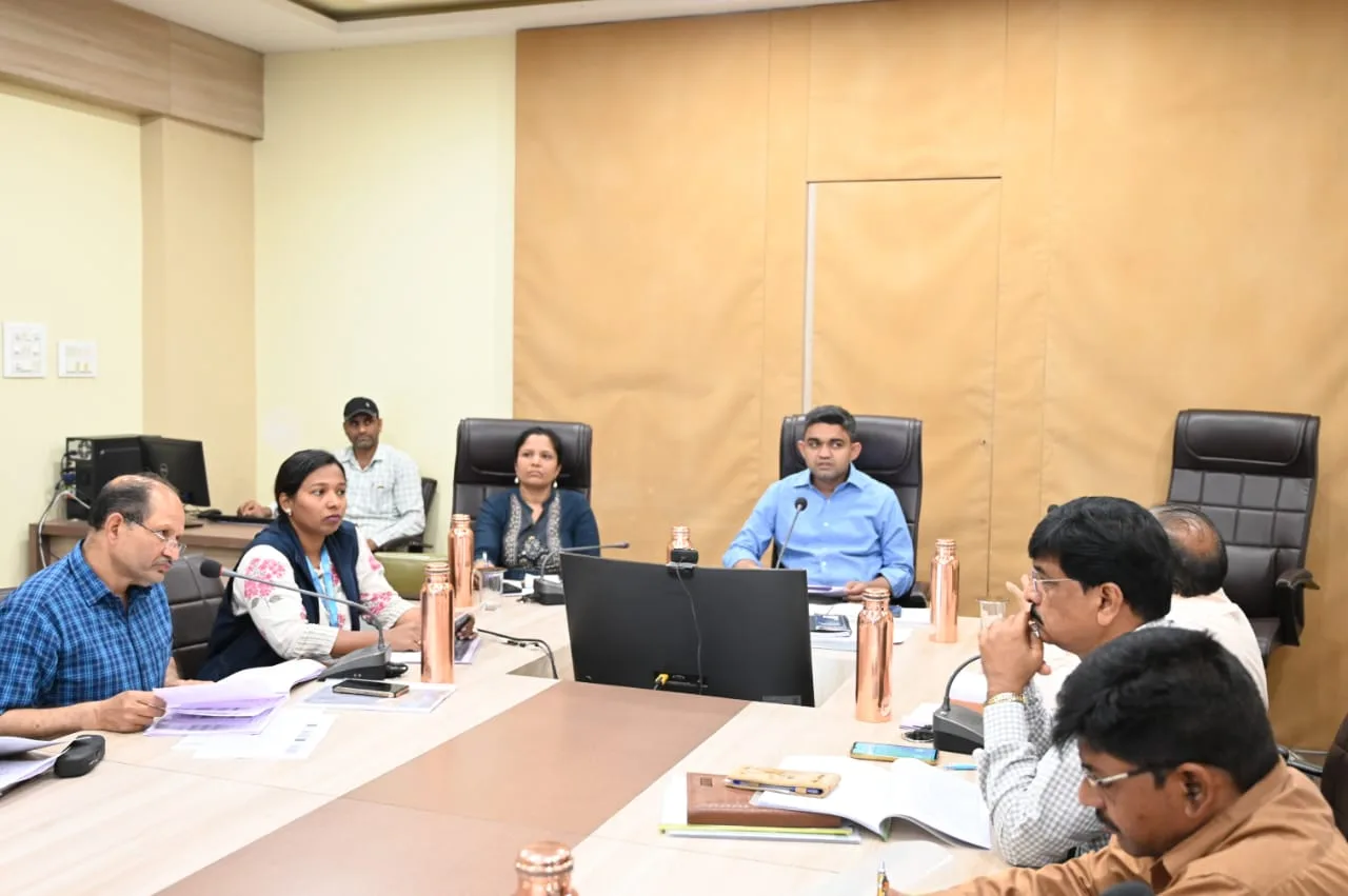 ख़राब प्रदर्शन पर एएनएम, सीएचओ के ख़िलाफ़ कार्यवाही करें: कलेक्टर श्री मिश्रा | New India Times