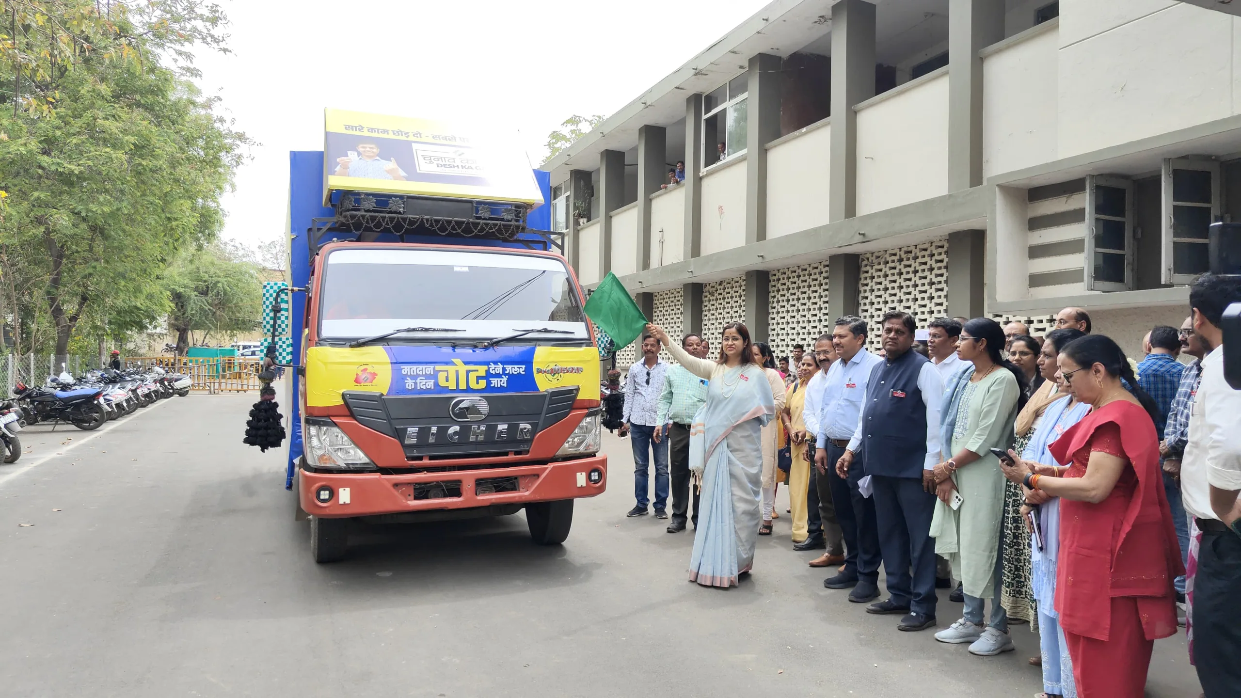 मतदाता जागरुकता प्रचार वाहन को कलेक्टर ने हरी झंडी दिखाकर किया रवाना | New India Times