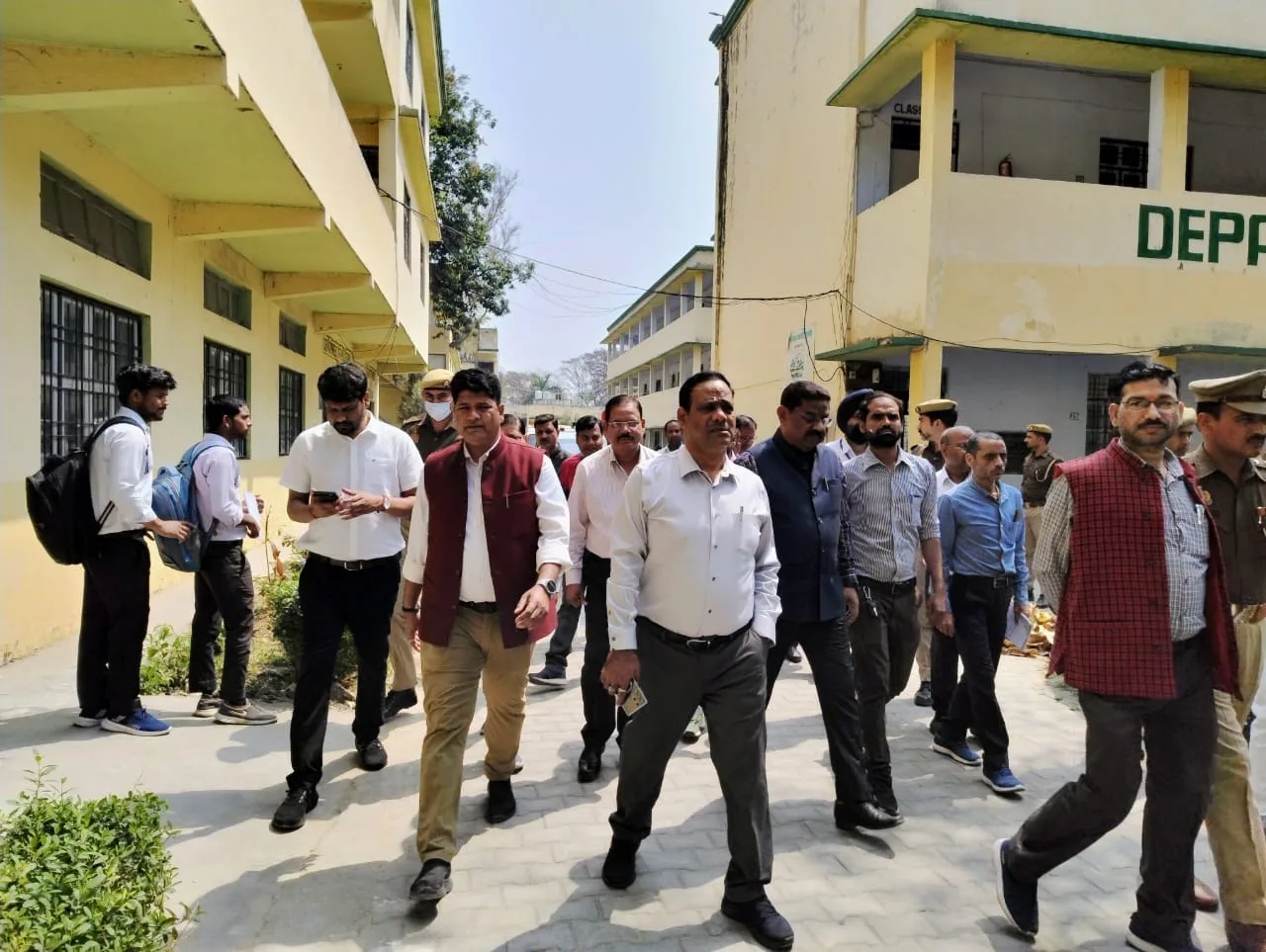 जिलाधिकारी ने राजनैतिक दलों के पदाधिकारियों के साथ ईवीएम वेयरहाउस का किया निरीक्षण | New India Times