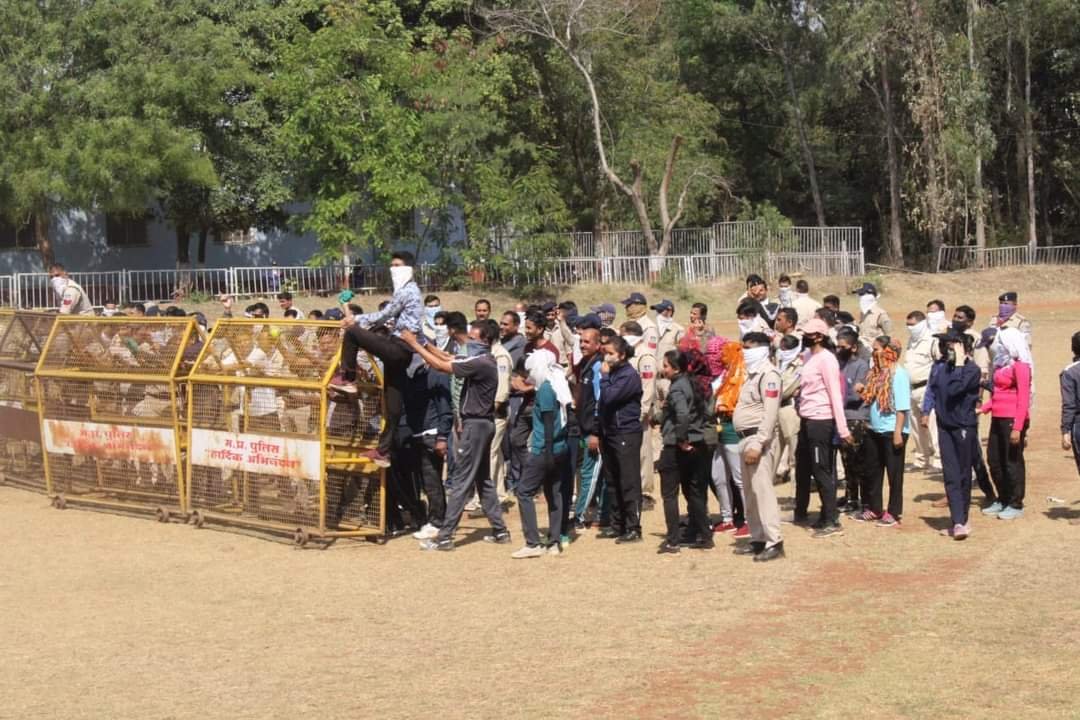 लोकसभा चुनाव के दौरान शांति, सुरक्षा एवं कानून व्यवस्था के मद्देनज़र पुलिस लाइन में हुआ बलवा मॉक ड्रिल का आयोजन 1 लोकसभा चुनाव के दौरान शांति, सुरक्षा एवं कानून व्यवस्था के मद्देनज़र पुलिस लाइन में हुआ बलवा मॉक ड्रिल का आयोजन | New India Times