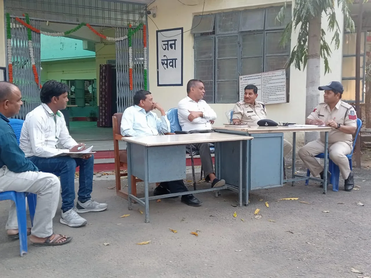 थाना परिसर दमुआ में शांति समिति की बैठक में त्यौहारों को शांतिपूर्ण ढंग से मनाने के लिए बनाई गई रुपरेखा | New India Times