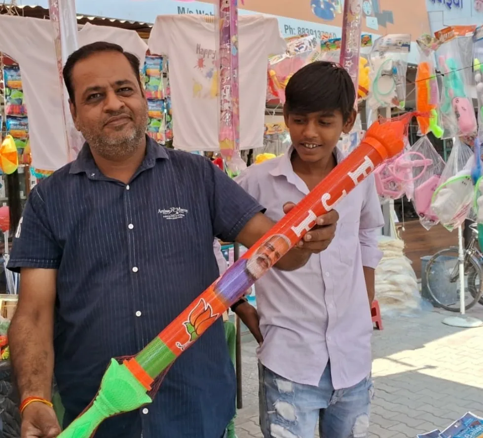 बुरहानपुर में आचार संहिता का गंभीर उल्लंघन, पिचकारी आदि सामग्री पर मोदी जी की तस्वीर के साथ बीजेपी का चुनाव चिन्ह कमल का फूल, न संख्या, न मुद्रक का नाम, न प्रकाशक का नाम | New India Times