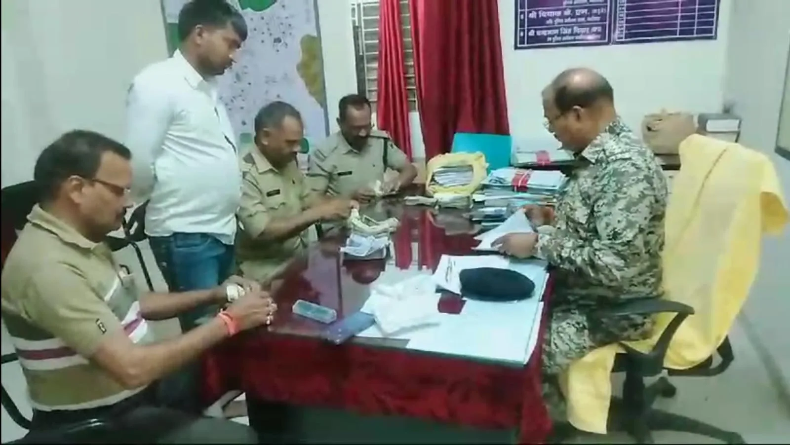 पुलिस द्वारा आचार संहिता के दौरान वाहन चेकिंग में चार लाख नब्बे हजार रुपये किया गया बरामद | New India Times