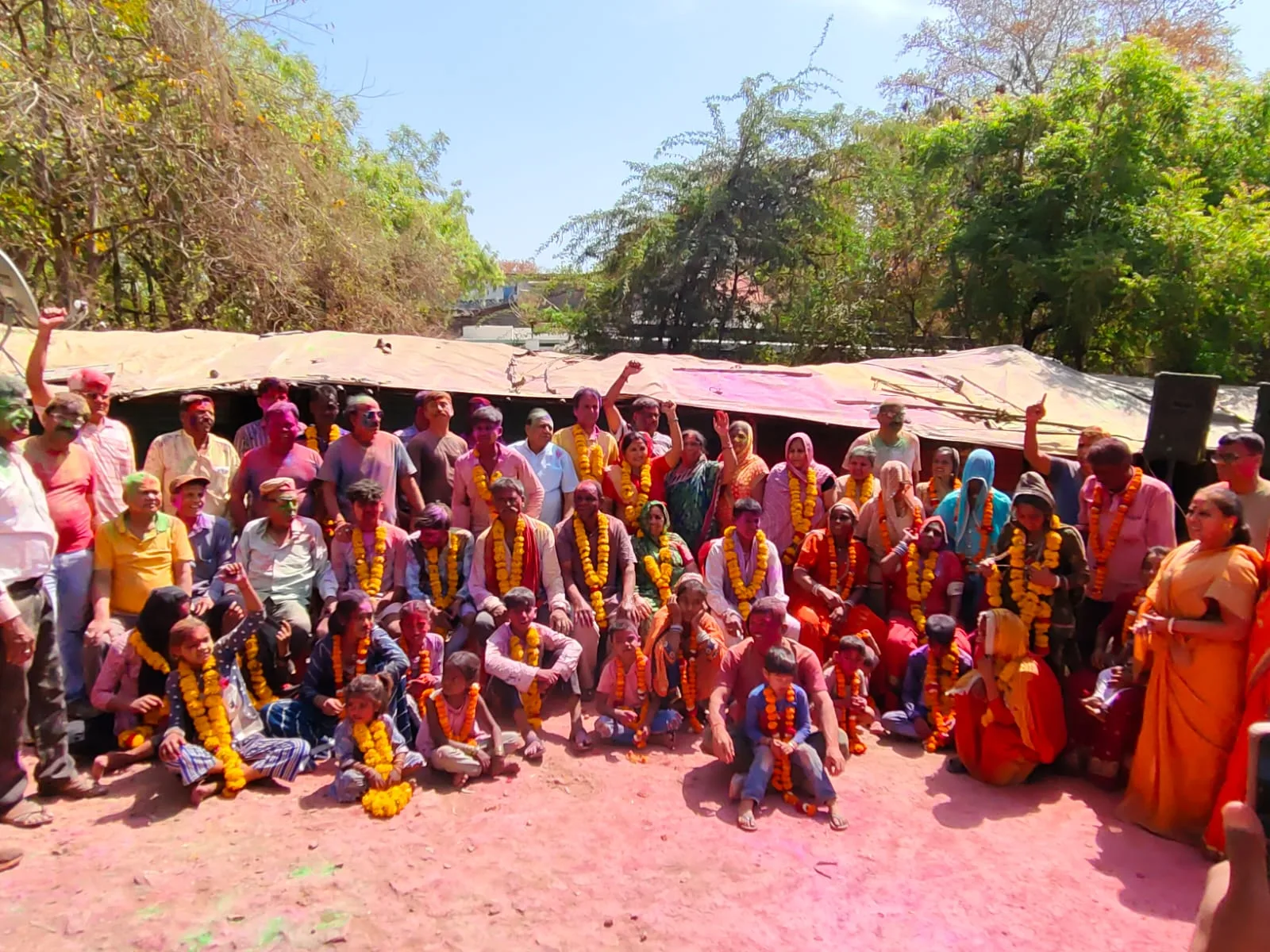 होली की खुशियां बांटने गडूलिया-घटूलिया निर्धन बस्ती पहुंचा सामाजिक महासंघ झाबुआ, नशा मुक्ति एवं मतदान की ली शपथ | New India Times