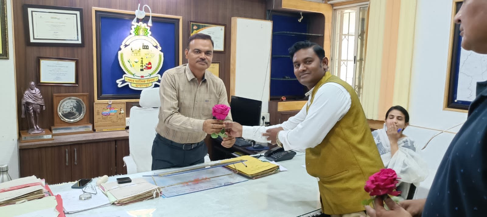 उपनगर लालबाग में बाबा साहब अंबेडकर की प्रतिमा के निर्माण कार्य में विलंब को लेकर अंबेडकर अनुयायियों ने गांधीगिरी अपनाकर आयुक्त, उपायुक्त को पुष्प भेंट कर अंबेडकर प्रतिमा का कार्य जल्द करने की मांग की 1 उपनगर लालबाग में बाबा साहब अंबेडकर की प्रतिमा के निर्माण कार्य में विलंब को लेकर अंबेडकर अनुयायियों ने गांधीगिरी अपनाकर आयुक्त, उपायुक्त को पुष्प भेंट कर अंबेडकर प्रतिमा का कार्य जल्द करने की मांग की | New India Times