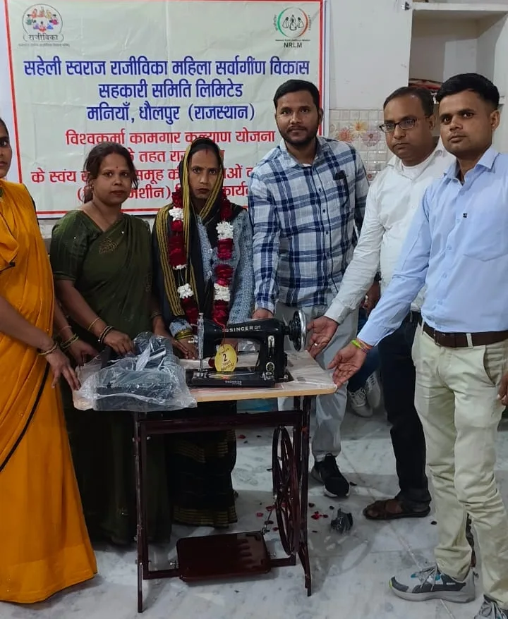 स्वयं सहायता समूह की महिलाओं को आजीविका संवर्धन हेतु टूलकिट के रूप में सिलाई मशीन की गई वितरित | New India Times
