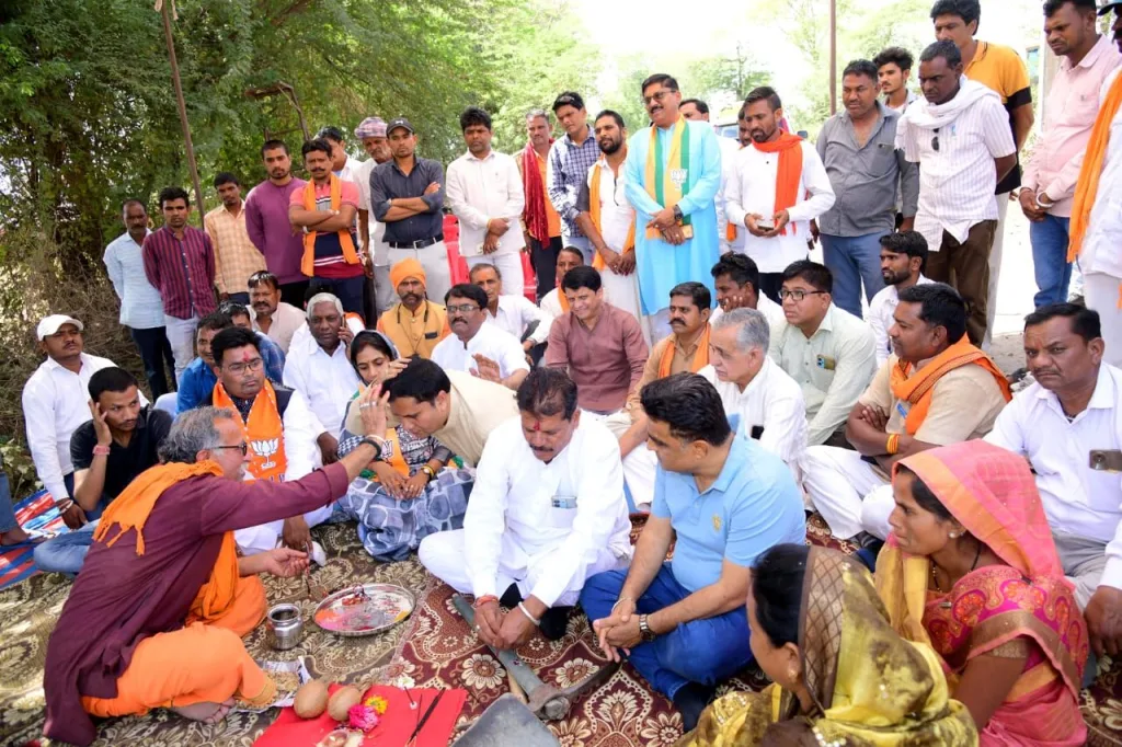 लोकसभा प्रत्याशी अनीता नागर सिंह चौहान ने किया 43 लाख की लागत से बनने वाले डामर रोड का भूमि पूजन | New India Times