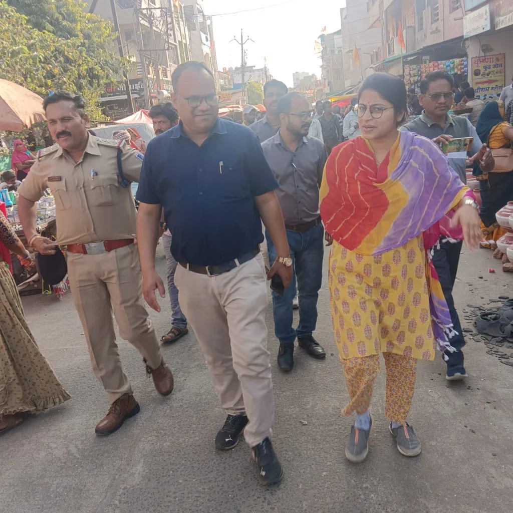 आचार संहिता लगते ही बैनर पोस्टर कट आउट एवं झंडे मेघनगर नगर परिषद ने हटाए | New India Times