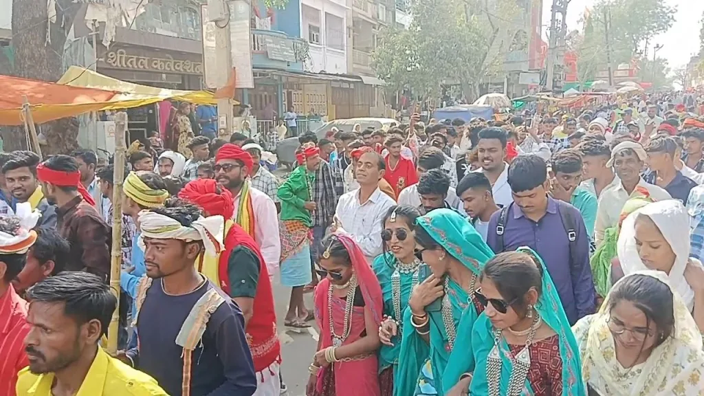 आदिवासी समाज के द्वारा प्रतिवर्षानुसार परम्परगत सांस्कृतिक स्वतंत्र रूप से निकाली गई गैर भोगर्या हाट की चारों ओर धूम | New India Times