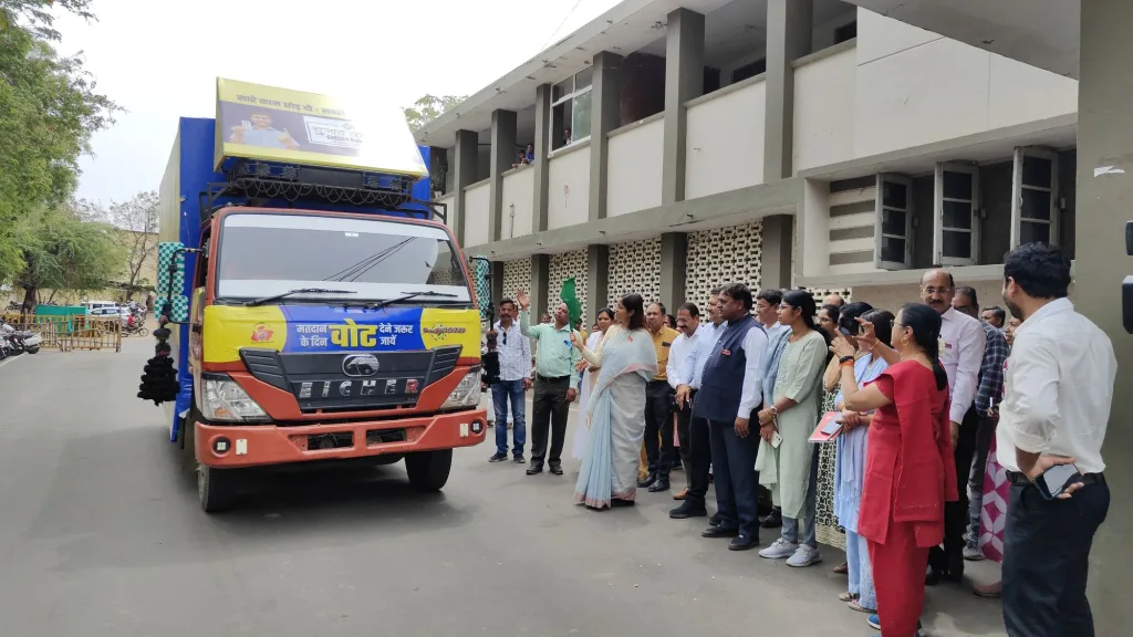 मतदाता जागरुकता प्रचार वाहन को कलेक्टर ने हरी झंडी दिखाकर किया रवाना | New India Times