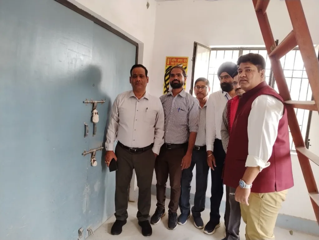 जिलाधिकारी ने राजनैतिक दलों के पदाधिकारियों के साथ ईवीएम वेयरहाउस का किया निरीक्षण | New India Times