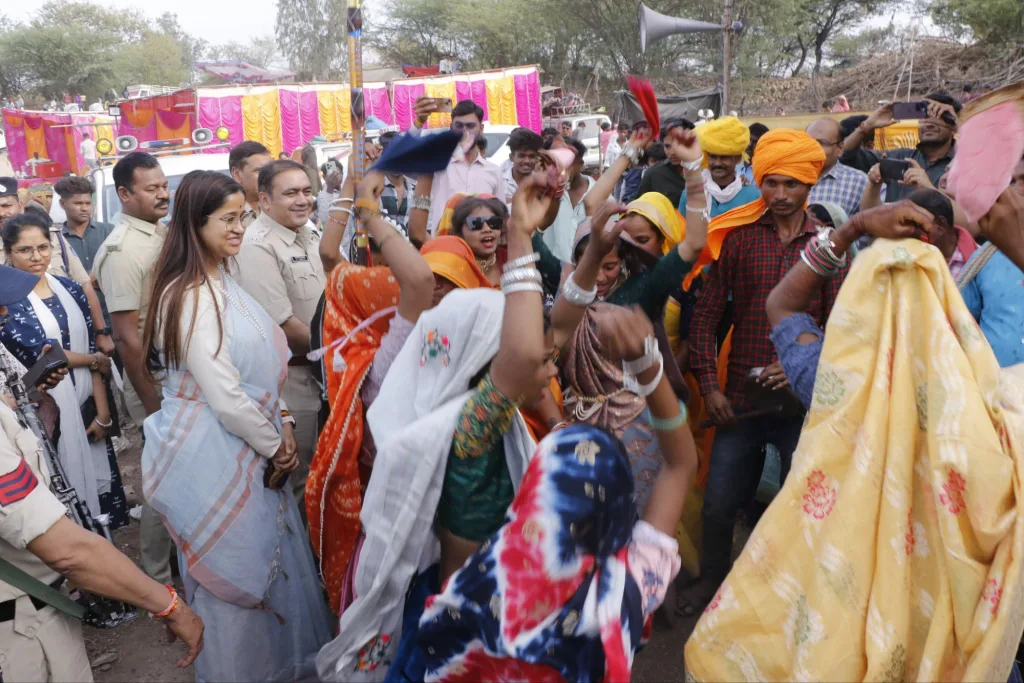 पारा के भगोरिया हाट में कलेक्टर ने भीली भाषा में मतदान जागरूकता की दिलाई शपथ 2 पारा के भगोरिया हाट में कलेक्टर ने भीली भाषा में मतदान जागरूकता की दिलाई शपथ | New India Times