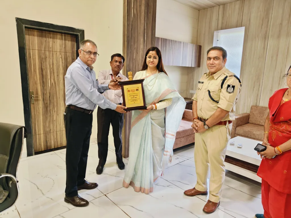 राज्यपाल द्वारा कलेक्टर झाबुआ को किया गया सम्मानित | New India Times