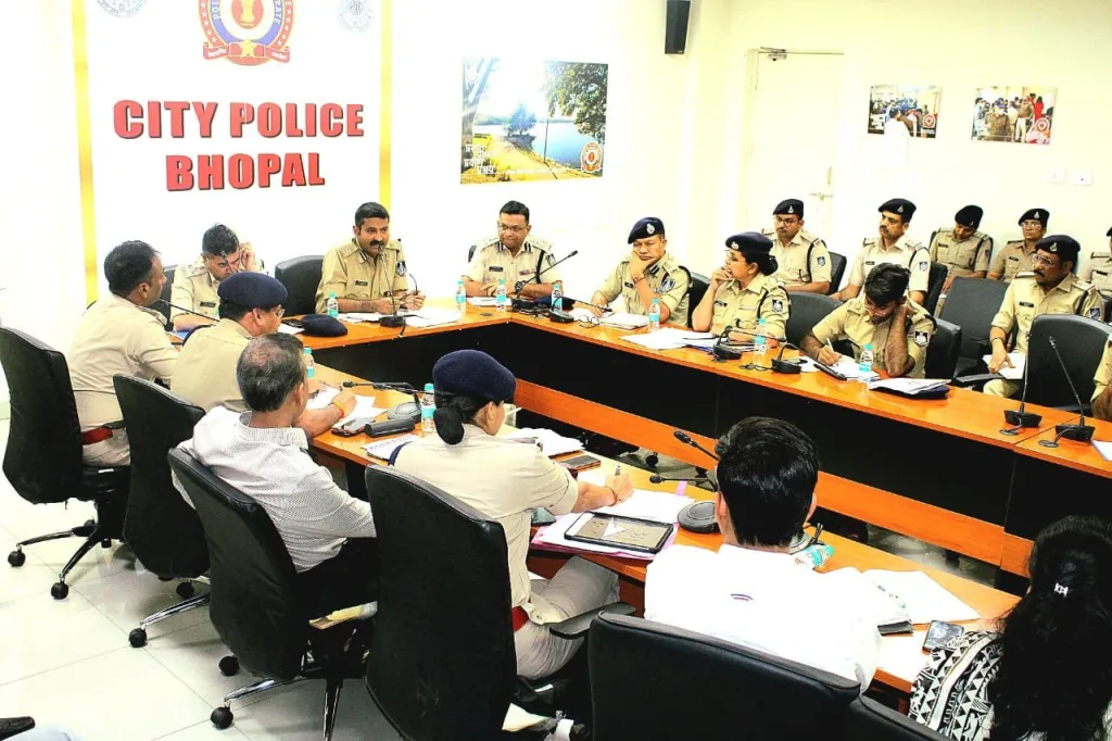 सार्वजनिक स्थानों एवं संवेदनशील इलाक़ों में विजिबिलिटी बनाए रखें तथा सोशल मीडिया पर नज़र रखें: पुलिस आयुक्त श्री हरिनारायणाचारी मिश्र | New India Times