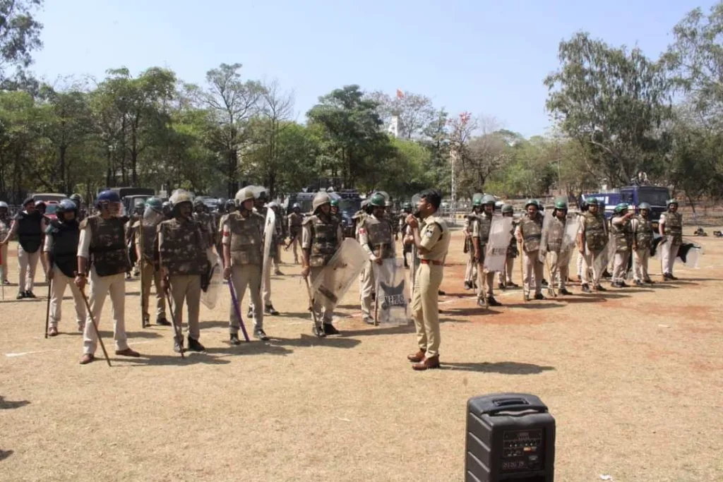 लोकसभा चुनाव के दौरान शांति, सुरक्षा एवं कानून व्यवस्था के मद्देनज़र पुलिस लाइन में हुआ बलवा मॉक ड्रिल का आयोजन 6 लोकसभा चुनाव के दौरान शांति, सुरक्षा एवं कानून व्यवस्था के मद्देनज़र पुलिस लाइन में हुआ बलवा मॉक ड्रिल का आयोजन | New India Times