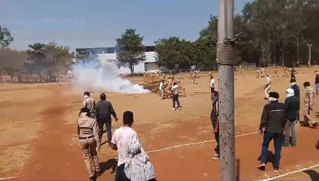 लोकसभा चुनाव के दौरान शांति, सुरक्षा एवं कानून व्यवस्था के मद्देनज़र पुलिस लाइन में हुआ बलवा मॉक ड्रिल का आयोजन 3 लोकसभा चुनाव के दौरान शांति, सुरक्षा एवं कानून व्यवस्था के मद्देनज़र पुलिस लाइन में हुआ बलवा मॉक ड्रिल का आयोजन | New India Times