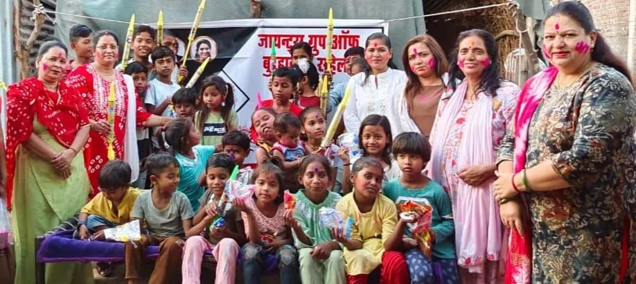 जायंटस सहेली ग्रुप बुरहानपुर ने झुग्गी झोपड़ी में पहुंचकर होली की सामग्री वितरित कर बांटी खुशियां 2 जायंटस सहेली ग्रुप बुरहानपुर ने झुग्गी झोपड़ी में पहुंचकर होली की सामग्री वितरित कर बांटी खुशियां | New India Times