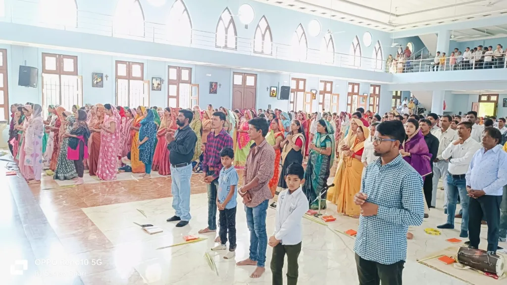 खजूर की डालियां हाथ में लेकर समाजजनों ने पाम संडे पर निकाला जुलूस | New India Times