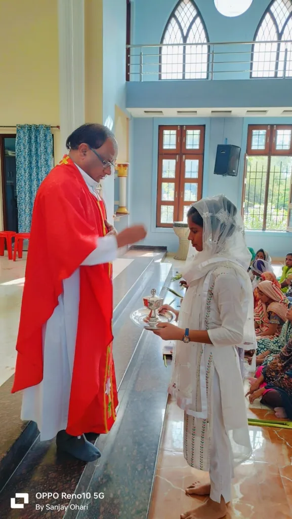 खजूर की डालियां हाथ में लेकर समाजजनों ने पाम संडे पर निकाला जुलूस | New India Times