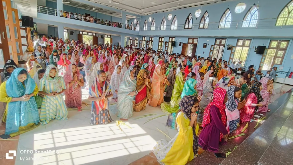 खजूर की डालियां हाथ में लेकर समाजजनों ने पाम संडे पर निकाला जुलूस | New India Times